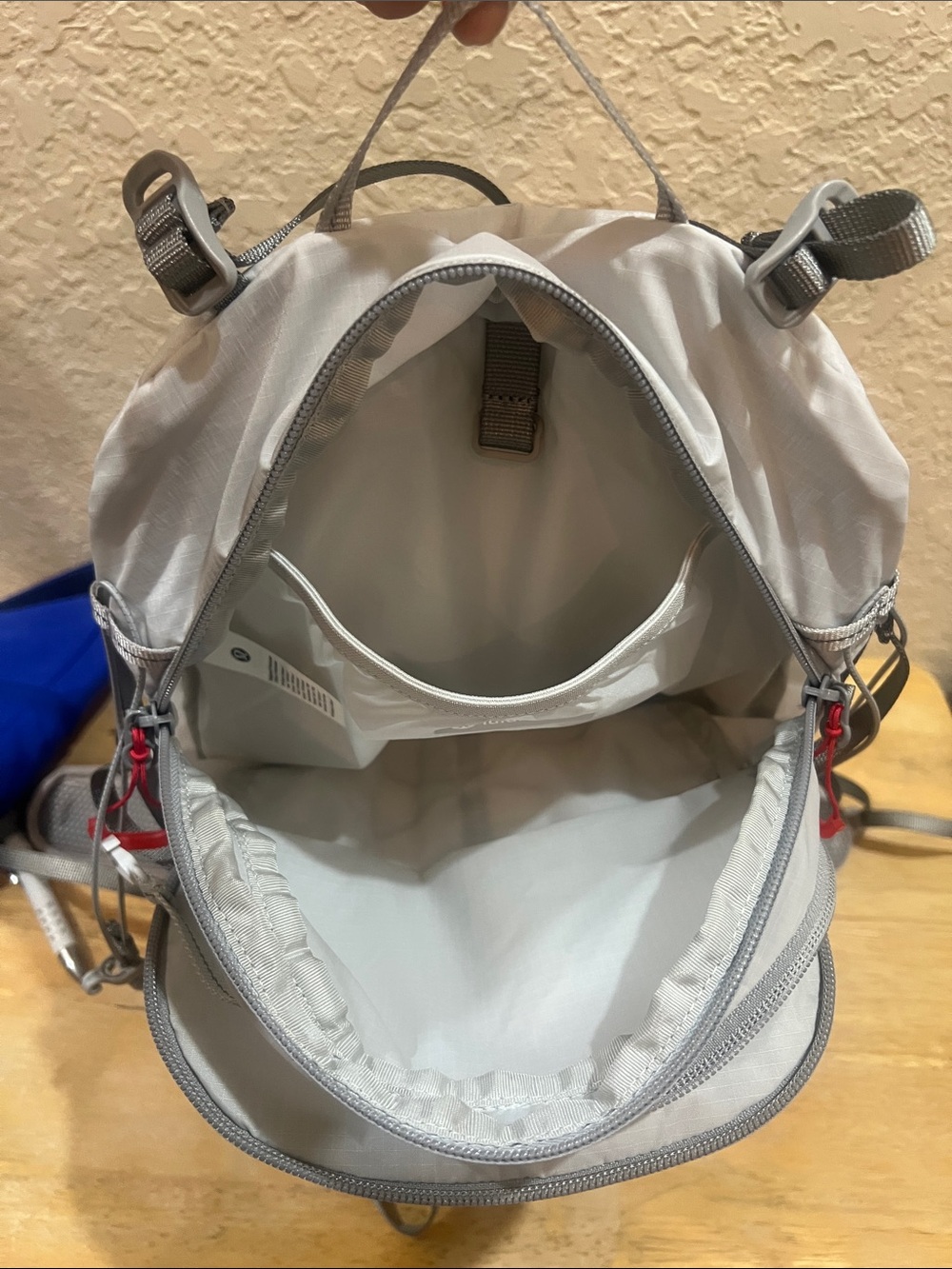 lululemon athletica Light Gray Men’s Hydration Backpack with Red Pull Tabs 10L - Picture 5 of 8